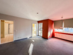 Wohnzimmer - Helle 2-Zimmer-Wohnung mit Balkon und TG-Stellplatz in zentraler Lage von Coburg!