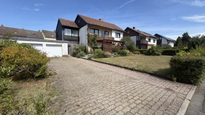 Ruhig gelegenes Zweifamilienhaus mit viel Potenzial und Doppelgarage, 96465 Neustadt bei Coburg, Zweifamilienhaus