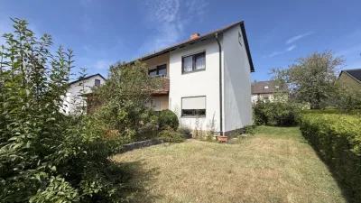 Ruhig gelegenes Zweifamilienhaus mit viel Potenzial und Doppelgarage, 96465 Neustadt bei Coburg, Zweifamilienhaus
