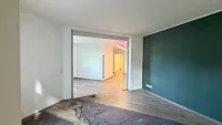 Schlafzimmer mit großzügiger Glastür