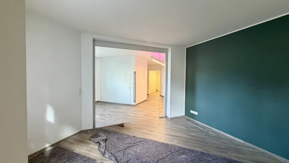Schlafzimmer mit großzügiger Glastür
