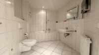 Badezimmer mit Wanne und separater Dusche