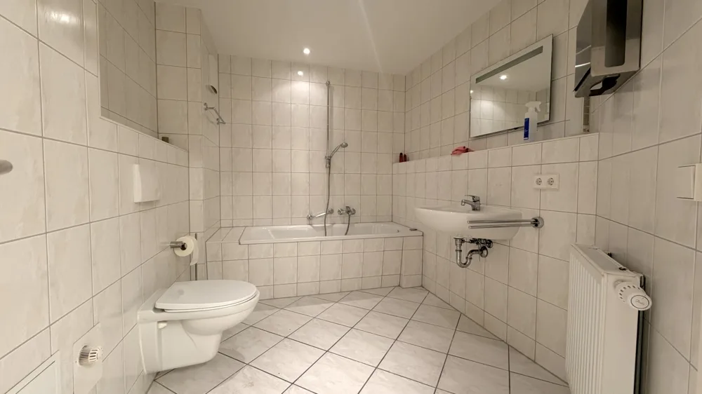 Badezimmer mit Wanne und separater Dusche