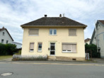 Straßenansicht - Vermietetes Mehrfamilienhaus mit 4 Wohneinheiten, Garten, zusätzlichen Bauplatz und PKW-Stellplätzen