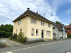 Straßenansicht - Vermietetes Mehrfamilienhaus mit 4 Wohneinheiten, Garten, zusätzlichen Bauplatz und PKW-Stellplätzen