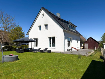 Energetisch modernisiertes Einfamilienhaus mit Carport und schönem Garten!, 96482 Ahorn / Eicha, Einfamilienhaus
