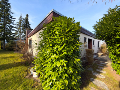 Ruhig gelegener Bungalow mit schönem Garten, Garage und Nebengebäude mit Einliegerwohnung, 96482 Ahorn / Eicha, Bungalow