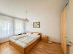 Schlafzimmer - Barrierefreie 2-Zimmerwohnung im Wohnpark am Hahnfluss in Cortendorf mit Balkon, Außenstellplatz und TG-Stellplatz!