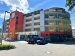 Straßenansicht - Barrierefreie 2-Zimmerwohnung im Wohnpark am Hahnfluss in Cortendorf mit Balkon, Außenstellplatz und TG-Stellplatz!