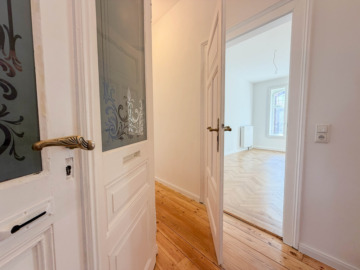 Frisch sanierte 4-Zimmer-Altbauwohnung mit Wintergarten in historischem Gebäude direkt in Coburg!, 96450 Coburg, Etagenwohnung