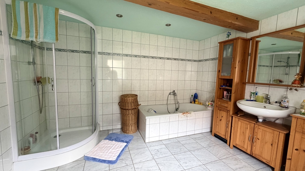 Dusche und Wanne