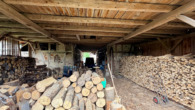 Viel Lagerplatz für Holz und Fahrzeuge