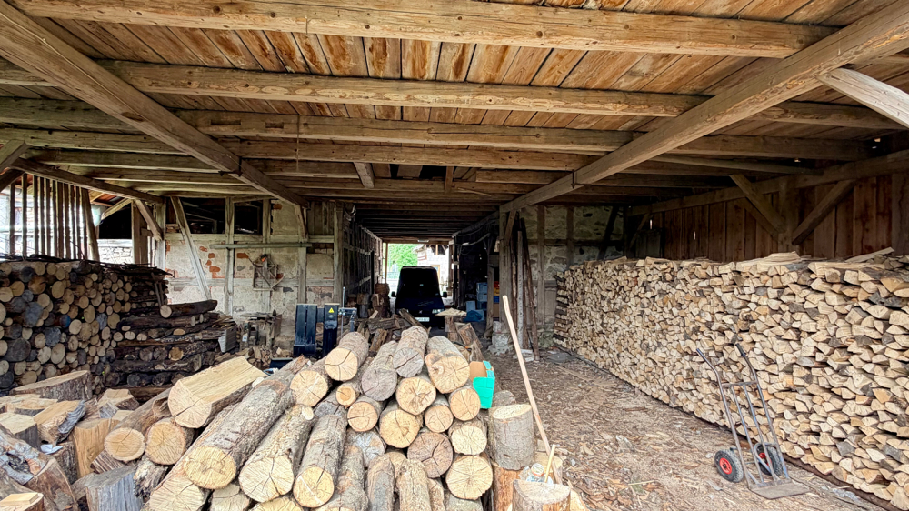 Viel Lagerplatz für Holz und Fahrzeuge
