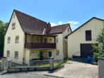 Straßenansicht - Großes Wohnhaus mit schönem Garten und Nebengebäude mit Garage in Weidach!