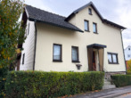 Straßenansicht - Separates Grundstück und Eigentumswohnung im Zweifamilienhaus