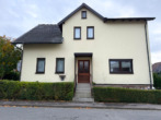 Straßenansicht - Separates Grundstück und Eigentumswohnung im Zweifamilienhaus
