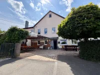 Eingangsbereich und Terrasse