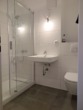 Bad mit Dusche - Moderne 1,5-Zimmer-Wohnung mit Balkon in absoluter Zentrumsnähe!