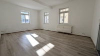 Großes, helles Wohnzimmer