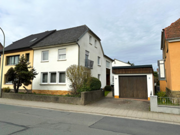 Gepflegte Doppelhaushälfte mit großen Balkon, Garten und Garage, 96247 Michelau in Oberfranken, Doppelhaushälfte