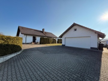 Modernes Einfamilienhaus mit Einliegerwohnung und Doppelgarage in Rödental, 96472 Rödental / Mönchröden, Einfamilienhaus