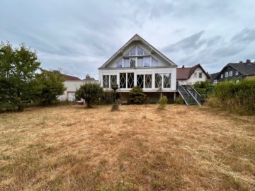 Interessante Kapitalanlage mit 2 großen Wohnungen und einer Gewerbeeinheit direkt in Neustadt, 96465 Neustadt, Haus