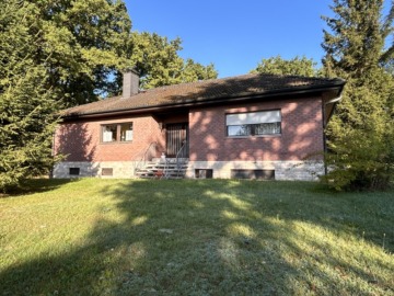 Bungalow in Ortsrandlage mit Blick auf Bäume und Natur, 96465 Neustadt bei Coburg / Wildenheid, Bungalow