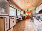 Küche - Bungalow in Ortsrandlage mit Blick auf Bäume und Natur