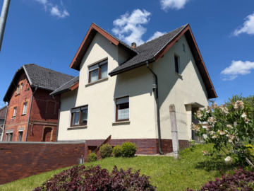 Gepflegtes Einfamilienhaus mit Garten und Doppelgarage in Rödental, 96472 Rödental, Einfamilienhaus