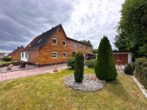 Straßenansicht - Schöne Doppelhaushälfte mit herrlichem Garten als Ein-oder Zweifamilienhaus in Neustadt bei Coburg