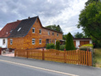 Straßenansicht - Schöne Doppelhaushälfte mit herrlichem Garten als Ein-oder Zweifamilienhaus in Neustadt bei Coburg