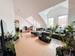 Wohnzimmer - Schöne 2-Zimmer-Dachgeschosswohnung mit zwei Balkonen und Tiefgaragenstellplatz