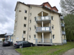Straßenansicht - Schöne 2-Zimmer-Dachgeschosswohnung mit zwei Balkonen und Tiefgaragenstellplatz