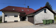 Vorderansicht Wohnhaus mit Praxis - Wohnen & Rendite: Wohnhaus mit vermieteter Zahnarztpraxis in guter Lage im Fichtelgebirge!