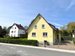 Ein- bzw. Zweifamilienhaus mit Doppelgarage und Garten! - Straßenansicht