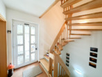 Genießen Sie die Ruhe! Junges Einfamilienhaus mit Einliegerwohnung und traumhaften Ausblick! - Treppenhaus