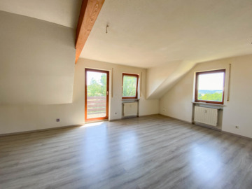 Helle 3-Zimmer-Maisonettewohnung mit Balkon, Weitblick & Garage in gepflegtem Mehrfamilienhaus, 96274 Itzgrund / Gleußen, Maisonettewohnung