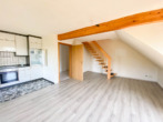 Wohnzimmer - Helle 3-Zimmer-Maisonettewohnung mit Balkon, Weitblick & Garage in gepflegtem Mehrfamilienhaus