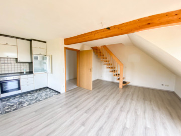 Helle 3-Zimmer-Eigentumswohnung mit Balkon, Weitblick & Garage in gepflegtem Mehrfamilienhaus, 96274 Itzgrund / Gleußen, Maisonettewohnung