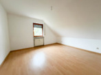 Schlafzimmer - Helle 3-Zimmer-Maisonettewohnung mit Balkon, Weitblick & Garage in gepflegtem Mehrfamilienhaus