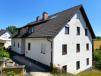 Straßenansicht - Helle 3-Zimmer-Maisonettewohnung mit Balkon, Weitblick & Garage in gepflegtem Mehrfamilienhaus