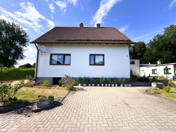 Vielseitiges Ein- bis Zweifamilienhaus mit großem Garten in Lautertal, 96486 Lautertal, Einfamilienhaus
