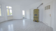 Wohnzimmer - Freundliche 4-Zimmer-Wohnung mit 2 Balkonen und Einbauküche zu vermieten!