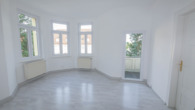 Wohnzimmer - Freundliche 4-Zimmer-Wohnung mit 2 Balkonen und Einbauküche zu vermieten!