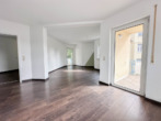 Wohnzimmer - Große 2-Zimmer-Wohnung mit Aufzug, zwei Balkonen und Tiefgaragenstellplatz! Eigennutzung möglich!