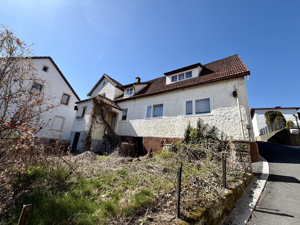 Hausansicht und Garten