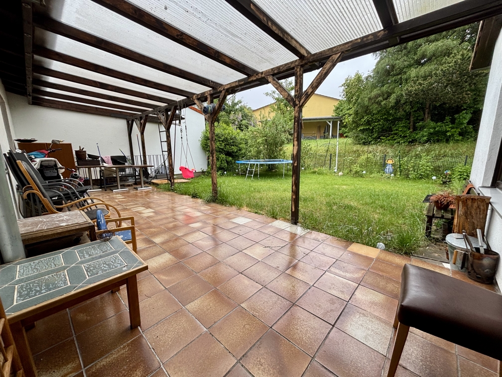 Garten mit überdachte Terrasse