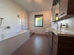 Badezimmer - Helle 3-Zimmer-Wohnung mit zwei Balkonen, Gartennutzung und moderner Einbauküche