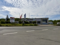Gewerbehalle mit Einfahrtsbereich