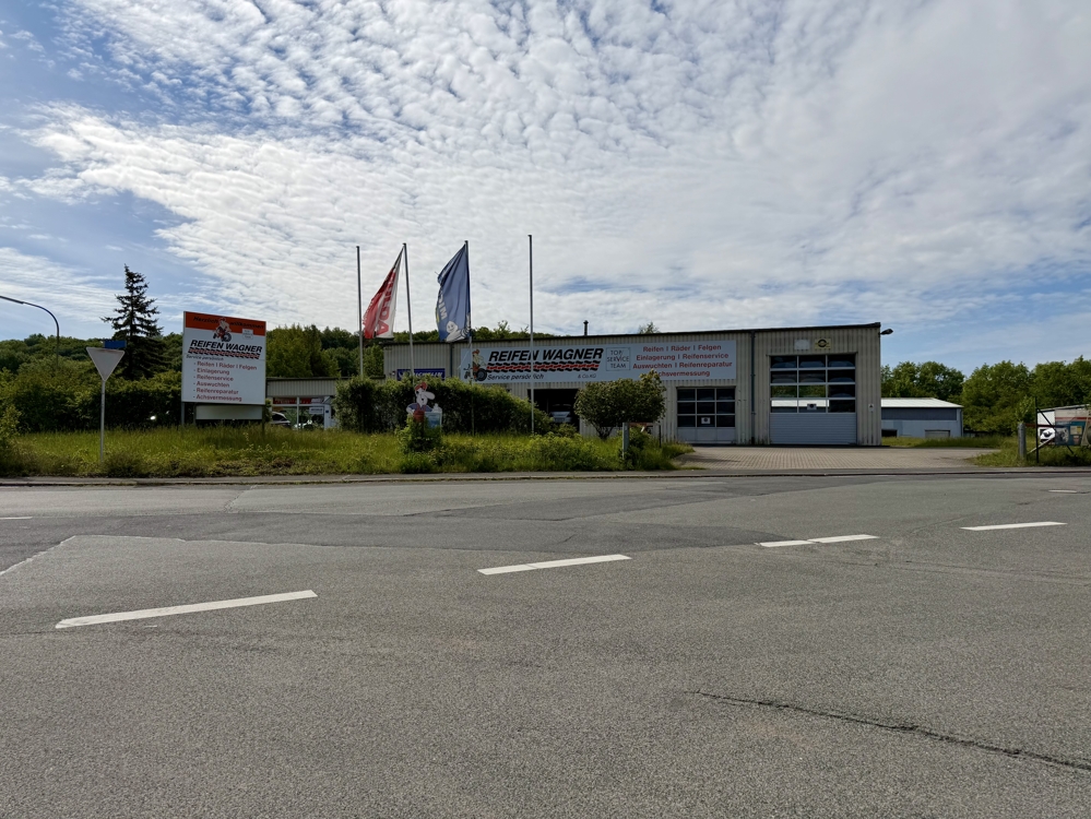 Gewerbehalle mit Einfahrtsbereich